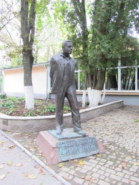 Памятник Соллертинскому И. И.