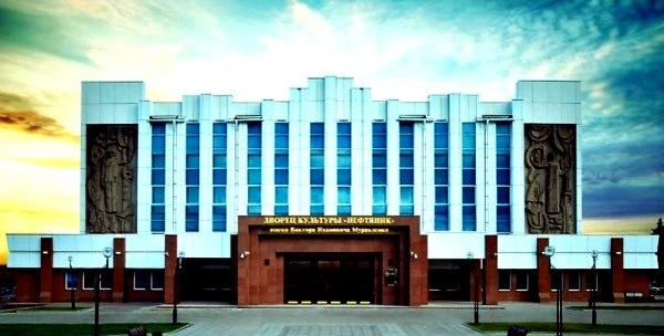 Нефтяник