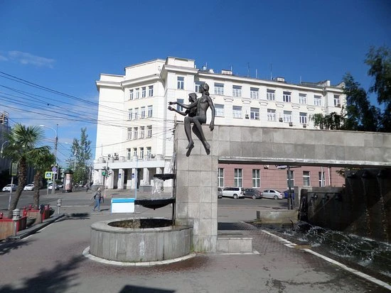 Фонтан скульптура «Адам и Ева» в Красноярске