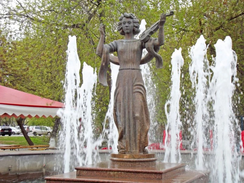 Фонтан скульптура "Муза" в Красноярске