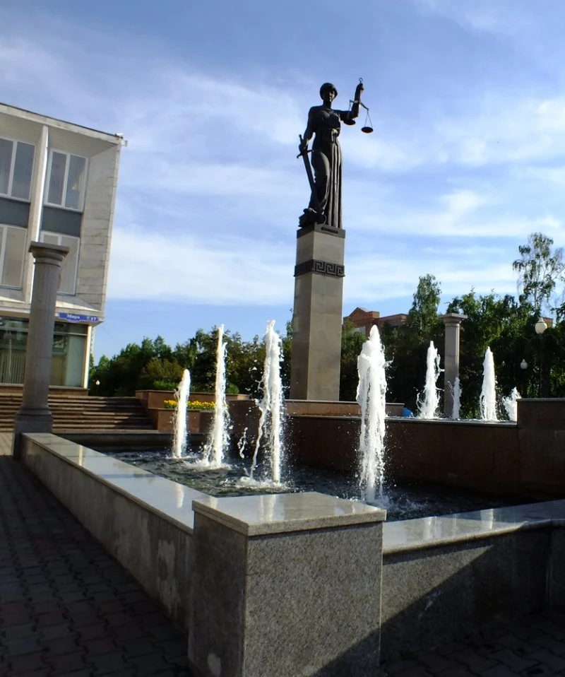 Фонтан скульптура "Фемида" в Красноярске
