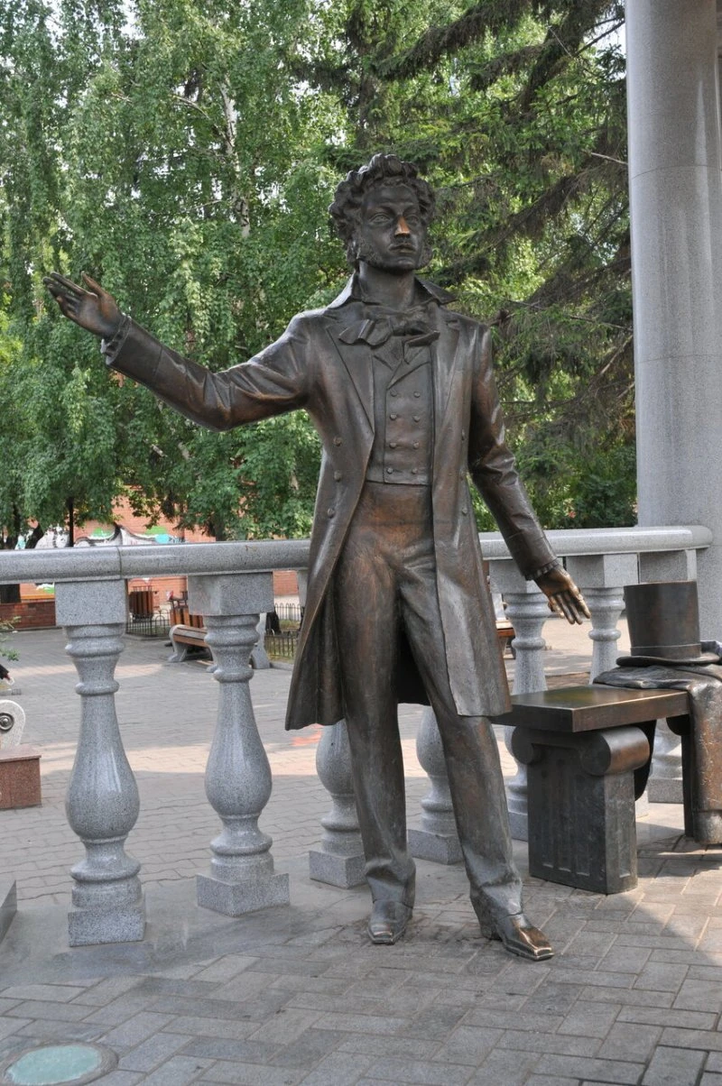 Памятник А. С. Пушкин и Н. Н. Гончарова в Красноярске