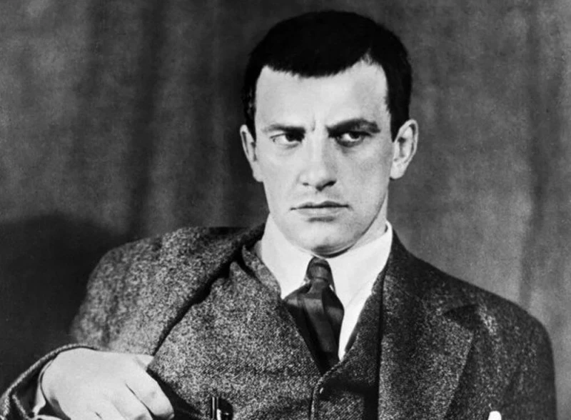 Памятник Владимир Владимирович Маяковский в Красноярске