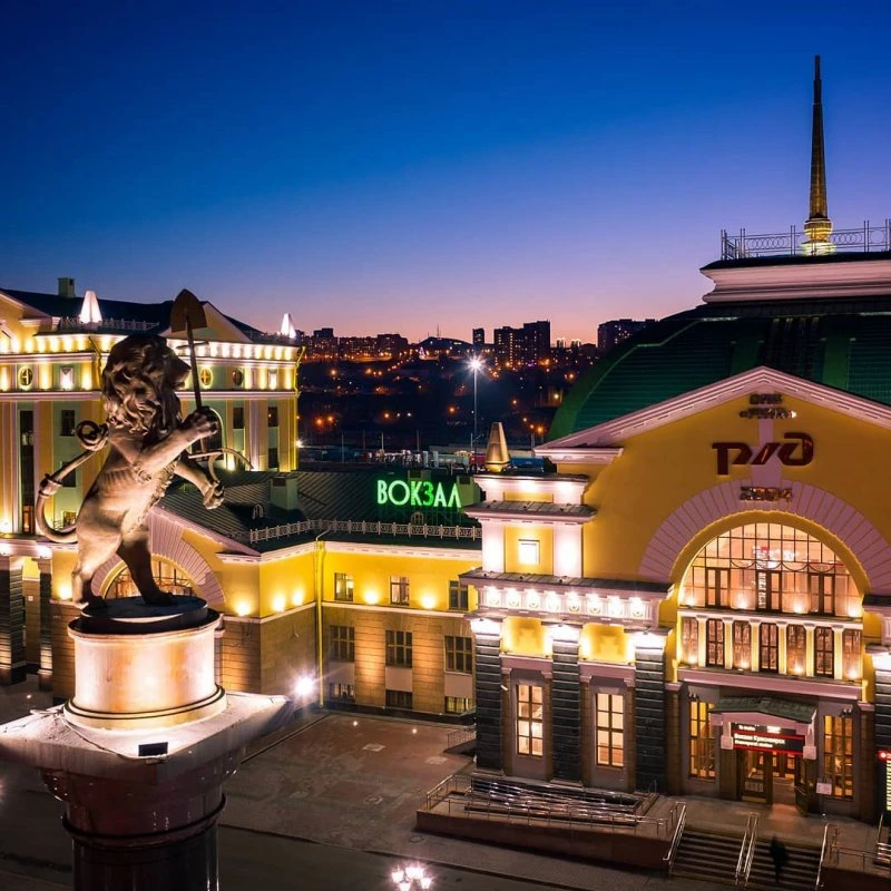 В чаше фонтана скульптура Герб в Красноярске
