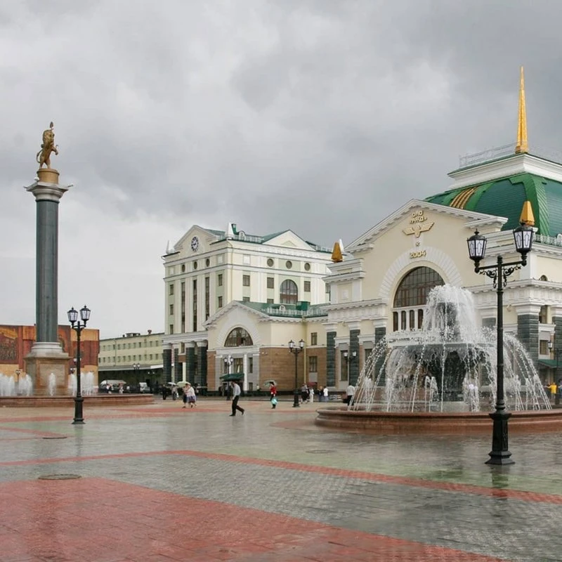 В чаше фонтана скульптура Герб в Красноярске