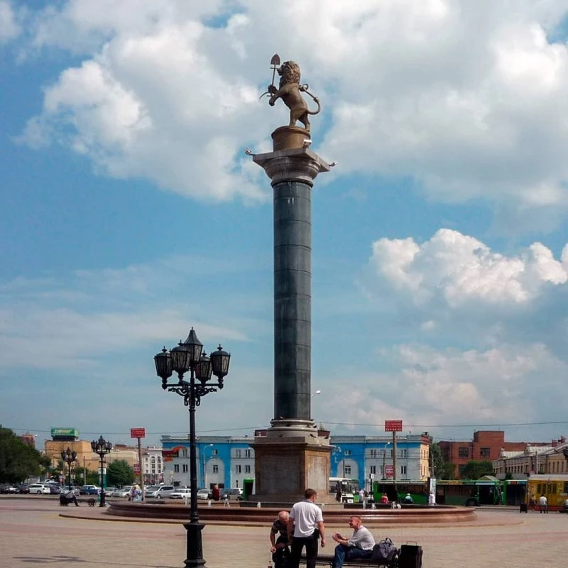 В чаше фонтана скульптура Герб в Красноярске