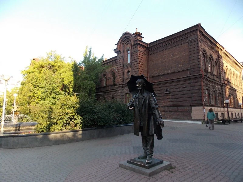 Памятник художнику Андрею Поздееву в Красноярске