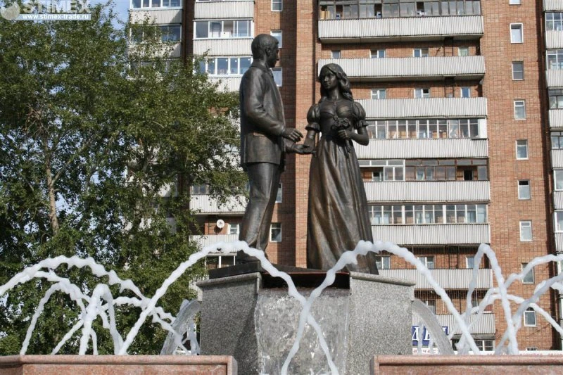 Скульптура "Молодожёны" с каскадным фонтаном в Красноярске