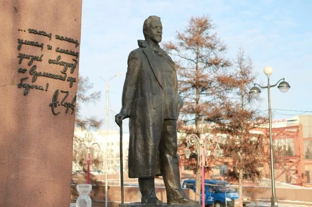 Памятник Антону Павловичу Чехову в Красноярске