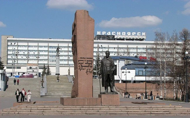 Памятник Антону Павловичу Чехову в Красноярске