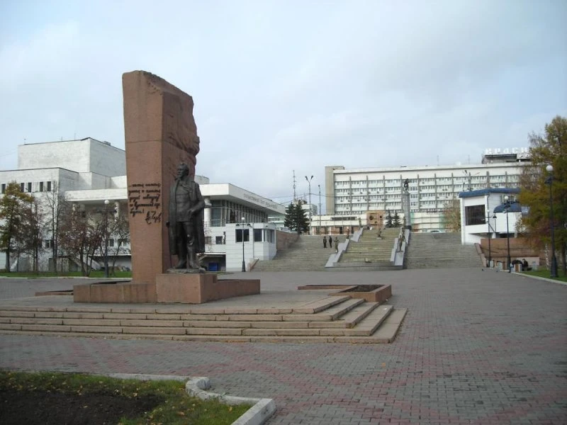 Памятник Антону Павловичу Чехову в Красноярске