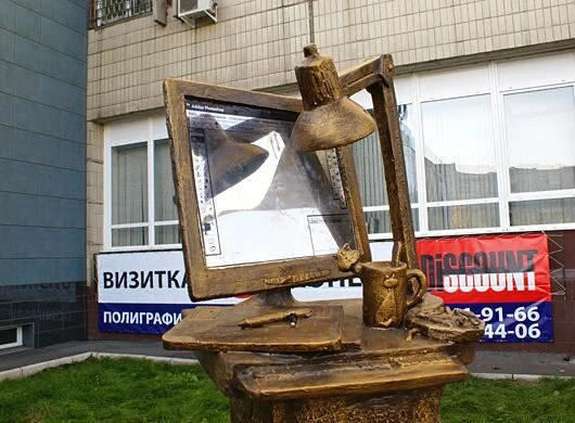 Скульптура "дизайнер-полиграфист" в Красноярске
