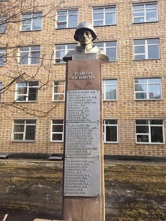 Памятник фронтовикам-студентам и выпускникам Красноярского педагогического института в Красноярске
