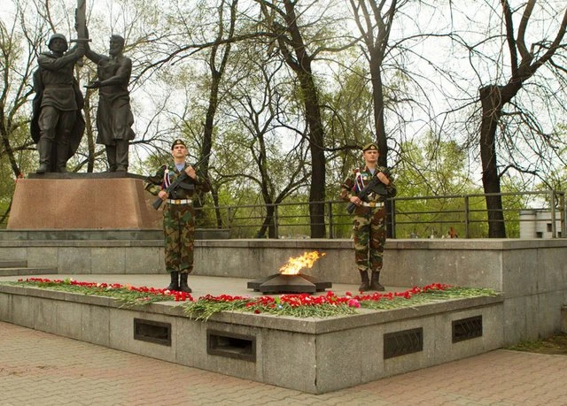 Памятник союз фронта и тыла в Красноярске