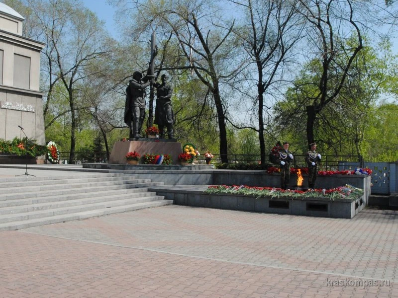 Памятник союз фронта и тыла в Красноярске