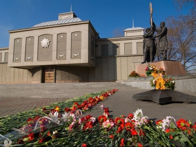 Памятник союз фронта и тыла в Красноярске