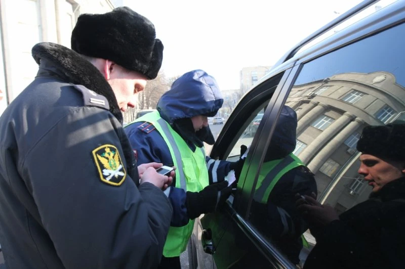 Судебные приставы по Свердловскому району и Емельяновскому району в Кировском районе Красноярска