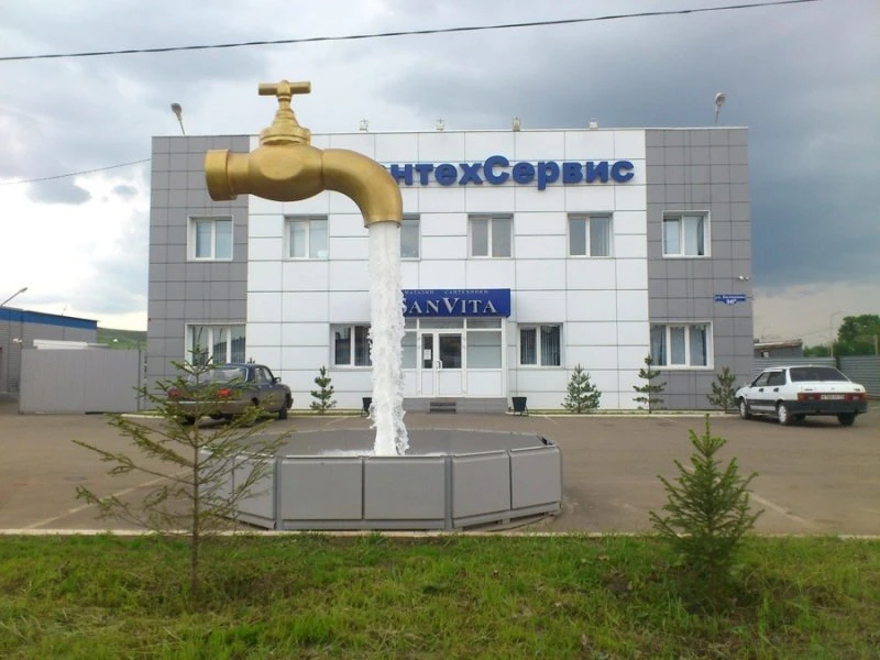 Фонтан скульптура Парящий в воздухе кран в Красноярске