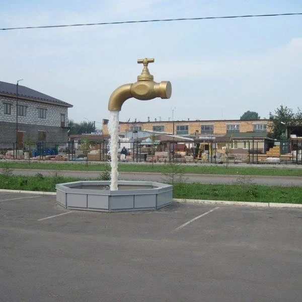 Фонтан скульптура Парящий в воздухе кран в Красноярске