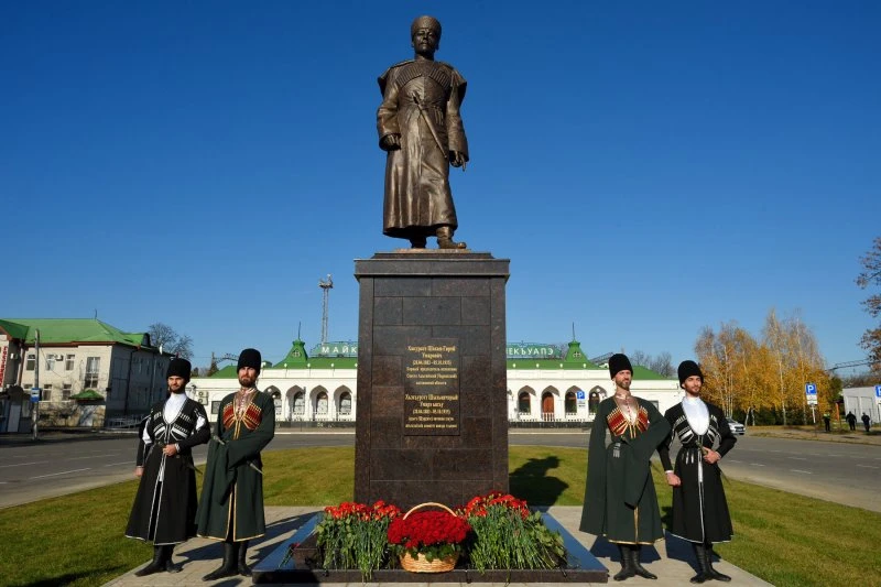 памятник Шахан-Гирею Хакурате