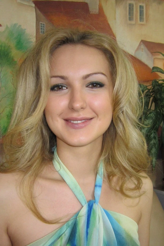 Август