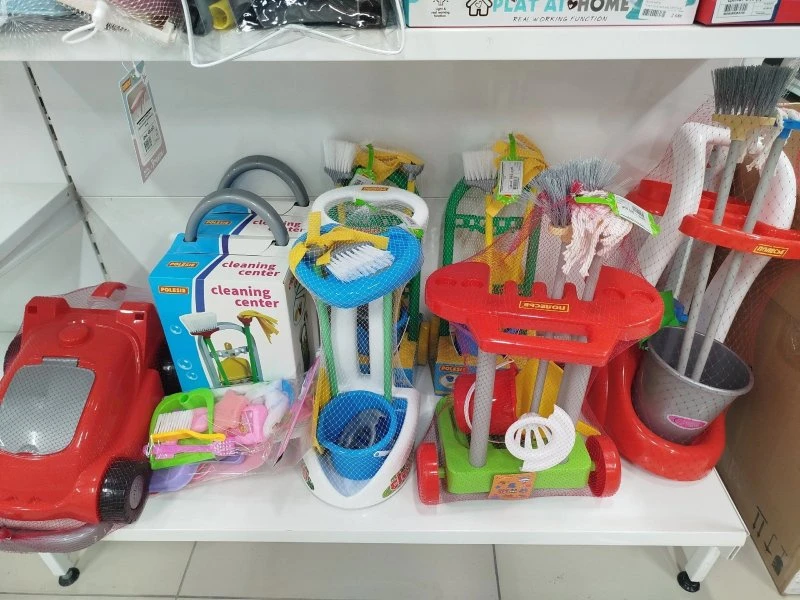 Много игрушек