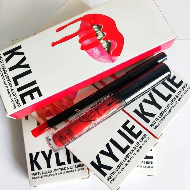 Матовый блеск для губ KYLIE + мягкий карандаш для губ