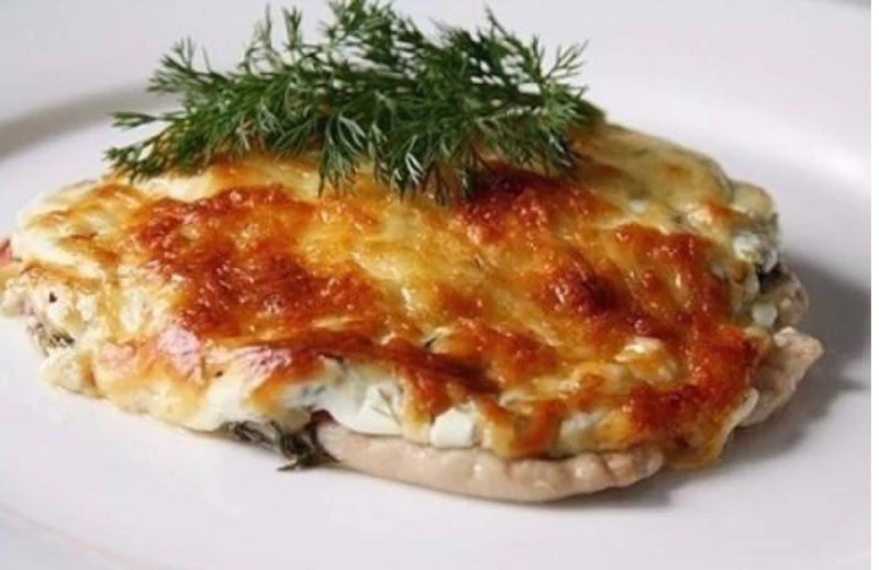 Сочная, ароматная куриная грудка под сырной корочкой - любимое блюдо наших гостей! Доставим и вам всего за 120 руб!