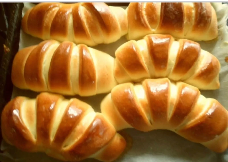 Сегодня наш повар готовит для вас не вероятно вкусные рогалики с домашним , ароматным джемом! Очень вкусно!