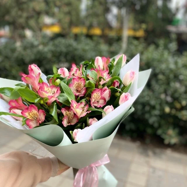 Букет из тюльпанов и альстромерии 💐