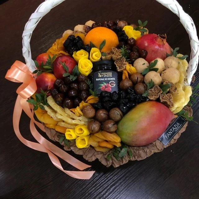 Корзина с сухофруктами и фруктами
