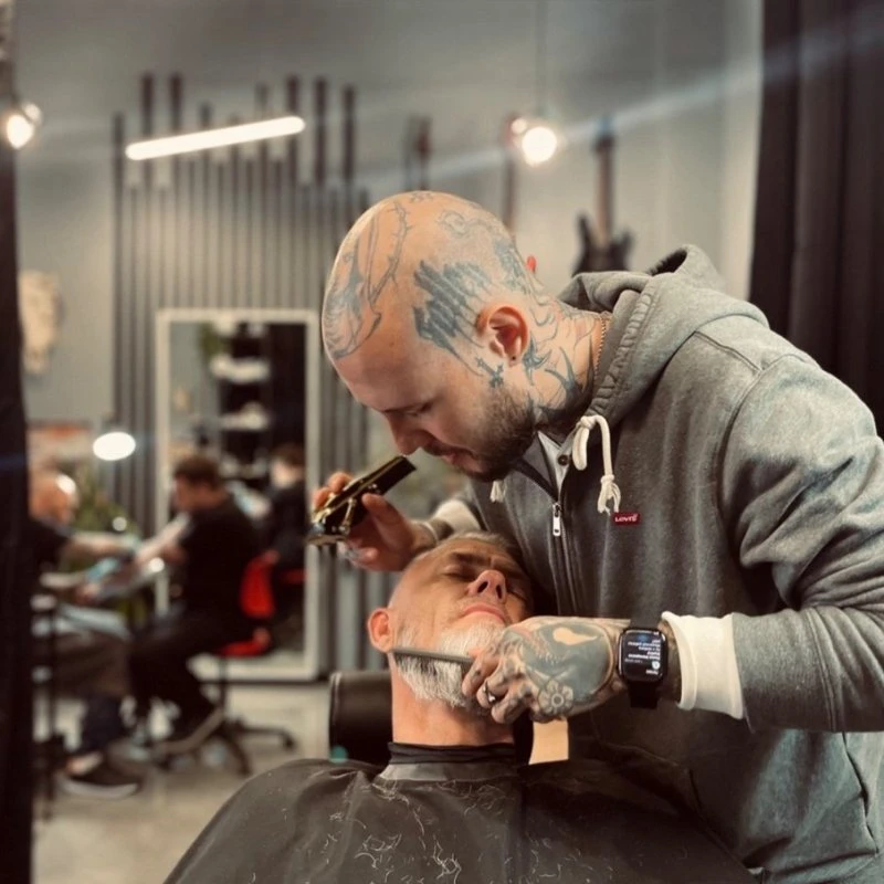 💈 Ищете барбер на Западном обходе рядом? Идеальная стрижка и стильный образ — уже сегодня! 💈